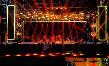 Световые приборы NOWLIT QR-B295 эффектно светят на сцене во время мероприятия в Нигерии.